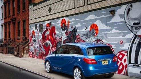 Mercedes heeft in New York de B-klasse Electric Drive onthuld. De auto zou 200 kilometer lokaal emissievrij kunnen rijden, maar heeft desondanks een pittige inborst met een 136 pk sterke elektromotor.