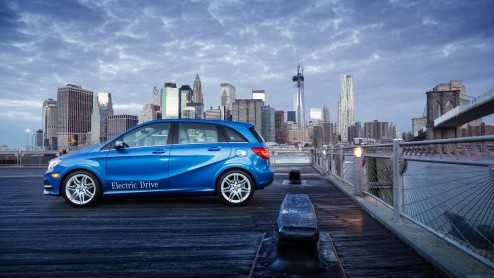 Mercedes heeft in New York de B-klasse Electric Drive onthuld. De auto zou 200 kilometer lokaal emissievrij kunnen rijden, maar heeft desondanks een pittige inborst met een 136 pk sterke elektromotor.