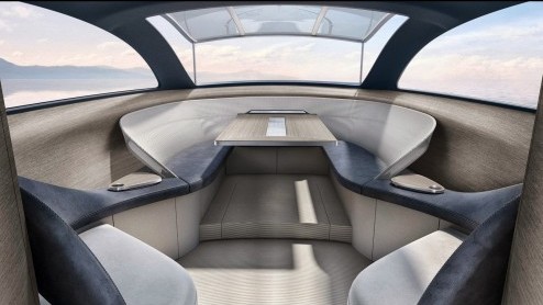 De Style-divisie van Mercedes-Benz heeft in samenwerking met Silver Arrows Marine tijdens de Monaco Yacht Show het definitieve exterieur- en interieurdesign gepresenteerd van de ARROW460 Granturismo.