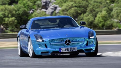 Mercedes heeft het doek getrokken van de SLS AMG Coup Electric Drive, ofwel de elektrische vleugeldeur. De vier elektromotoren, n voor elk wiel, leveren samen 750 pk en 1.000 Nm aan koppel. Daarmee