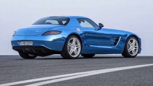 Mercedes heeft het doek getrokken van de SLS AMG Coup Electric Drive, ofwel de elektrische vleugeldeur. De vier elektromotoren, n voor elk wiel, leveren samen 750 pk en 1.000 Nm aan koppel. Daarmee