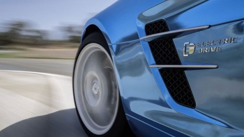 Mercedes heeft het doek getrokken van de SLS AMG Coup Electric Drive, ofwel de elektrische vleugeldeur. De vier elektromotoren, n voor elk wiel, leveren samen 750 pk en 1.000 Nm aan koppel. Daarmee