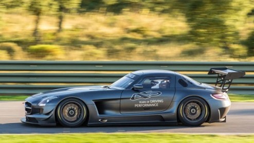 AMG, de huistuner van Mercedes-Benz, bestaat 45 jaar. Reden voor een klein feestje en diverse jubileummodellen, zoals deze SLS AMG GT3 45th Anniversary. Een gelimiteerde uitvoering met een gepeperd pr