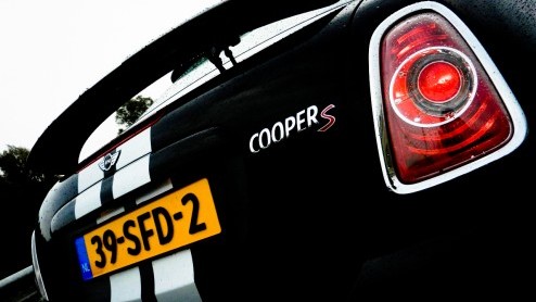 Een Mini met een lager dak. Afgezaagd? Niet als-ie Mini Coup heet! De nieuwste variant is er n voor de echte scheurneuzen. Als Cooper S met John Cooper Works DNA zet de nieuwe telg helemaal zijn be