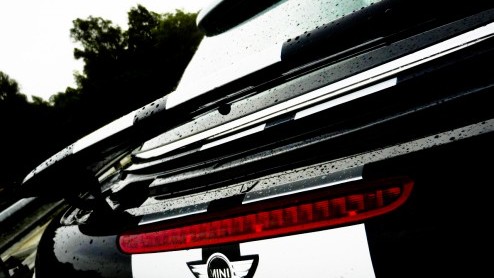 Een Mini met een lager dak. Afgezaagd? Niet als-ie Mini Coup heet! De nieuwste variant is er n voor de echte scheurneuzen. Als Cooper S met John Cooper Works DNA zet de nieuwe telg helemaal zijn be