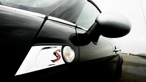 Een Mini met een lager dak. Afgezaagd? Niet als-ie Mini Coup heet! De nieuwste variant is er n voor de echte scheurneuzen. Als Cooper S met John Cooper Works DNA zet de nieuwe telg helemaal zijn be