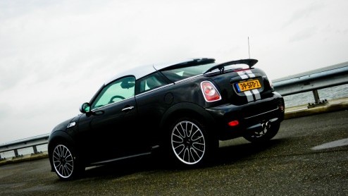 Een Mini met een lager dak. Afgezaagd? Niet als-ie Mini Coup heet! De nieuwste variant is er n voor de echte scheurneuzen. Als Cooper S met John Cooper Works DNA zet de nieuwe telg helemaal zijn be