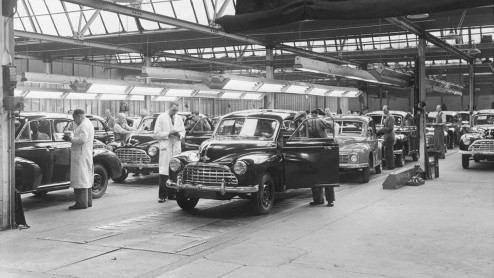 Deze maand is het exact 100 jaar geleden dat de eerste auto van de band rolde in de Mini-fabriek in Oxford.