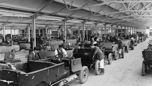 Deze maand is het exact 100 jaar geleden dat de eerste auto van de band rolde in de Mini-fabriek in Oxford.