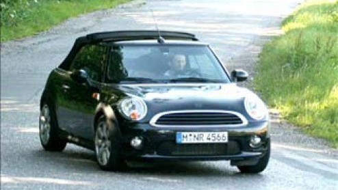 Het nieuwe model van de Mini Cabrio is onderweg. In de zomer van 2009 kunnen we ermee kennis maken. We hebben er nu beelden van, geschoten op de Nrburgring in Duitsland.