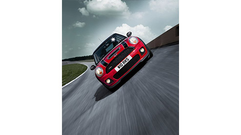 Op de Autosalon van Genve konden we al kennismaken met de Mini John Cooper Works en Mini John Cooper Works Clubman. Vanaf augustus betreden deze sportievelingen de Nederlandse wegen. Daarom zijn de p