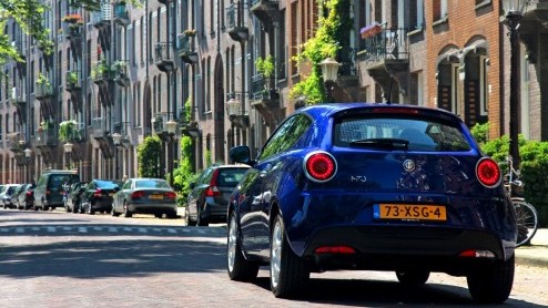 Okee, een tweecilinder in een Panda is nog tot daar aan toe, maar in een Alfa? Toch beloven de Italianen veel met de MiTo TwinAir veel goeds; 85 pk turbokracht, een laag verbruik en leuke fiscale voor