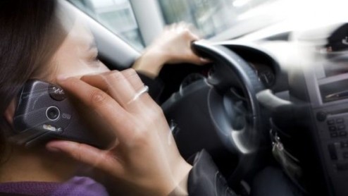 De politie start vandaag een groot najaarsoffensief om het gebruik van de mobiele telefoon achter het stuur aan te pakken. Duizenden agenten hebben instructies gekregen om automobilisten die bellen, s