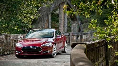 De prijzen van de volledig elektrische Tesla Model S zijn bekend gemaakt. Tesla's volledig elektrisch aangedreven vlaggenschip is er vanaf 72.600 euro. Bijtelling? 0%!