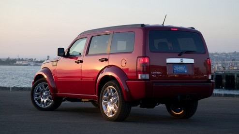 Het jonge, brutale imago dat Dodge zo nastreeft, wil met de goedkope Caliber en de wat suffe Avenger nog niet echt doorzetten. Maar er is nu assistentie in de vorm van de Nitro. Een imposante SUV die 