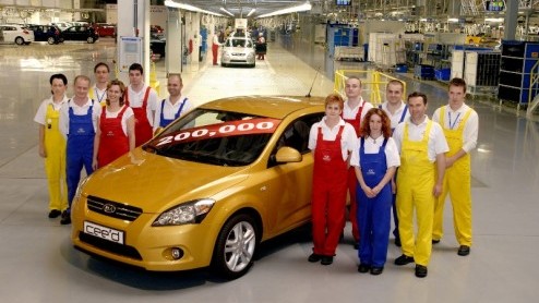 De Kia ceed blijkt een hardloper. In de Kia-fabriek Slowakije rolde vorige week het 200.000e exemplaar van de band, bedoeld voor een gelukkige eigenaar in Duitsland.