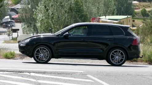 Porsche is druk bezig met de voorbereidingen voor de geheel nieuwe Cayenne, die zoals het er nu naar uitziet eind 2010 zal debuteren. Dan komt Volkswagen namelijk ook met de tweede generatie van de To