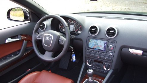 In Ingolstadt weigeren ze om met de coup-cabriolet -trend mee te gaan. Audi monteert louter canvasdaken op haar cabrios. Zo ook voor de nieuwe A3 cabriolet. En eerlijk is eerlijk, een hardtop kap ka