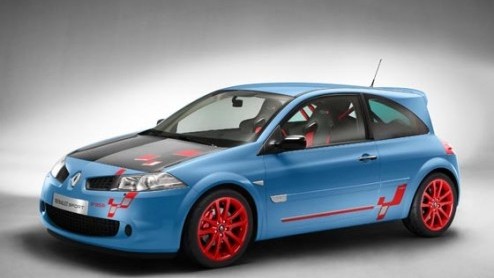 Renault komt met de Megane R26.R, die het predikaat snelste Megane ooit krijgt opgeplakt. De potente hatch wordt in een beperkte oplage van slechts 450 stuks gebouwd.