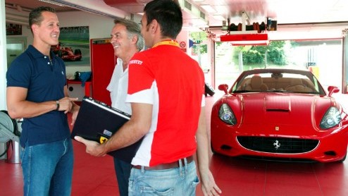 Michael Schumacher himself legt samen met een team aan ingenieurs de laatste hand aan de ontwikkeling van de nieuwe Ferrari California. De nieuwe bolide uit Itali debuteert begin oktober op de autosa