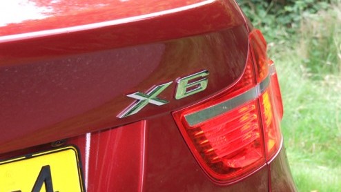 Tja, je zult maar ontwerper zijn bij BMW en dan ook nog eens verantwoordelijk zijn voor het lijnenspel van de nieuwste telg uit Mnchen: de X6. Geloof maar dat deze heren (en dames?) vorig jaar behoor