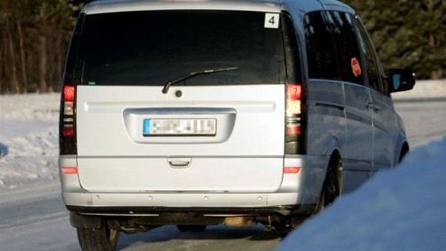 Ondernemend Nederland opgelet! Mercedes-Benz geeft de Viano een facelift. Met een licht geretoucheerd uiterlijk moet deze populaire ondernemersbus de Volkswagen Transporter en Multivan weer de baas zi