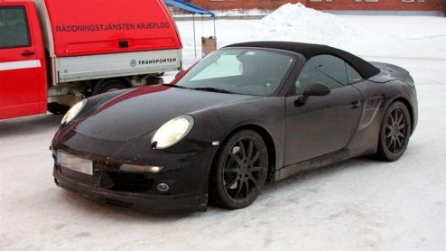 De Porsche 911 blijft maar evolueren. De nieuwe generatie staat na 2011 op stapel en gaat intern als 998 door het leven. Zuffenhausen verricht nog steeds intensief testwerk in de sneeuw, waar de subti