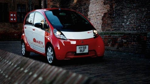 Volgens Mitsubishi heeft de elektrisch aangedreven auto de toekomst. Sterker nog, komende zomer al verfraaid de i-MiEV het straatbeeld in Japan. De auto waar vier volwassen Japanners fatsoenlijk in ku