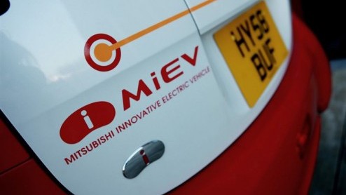 Volgens Mitsubishi heeft de elektrisch aangedreven auto de toekomst. Sterker nog, komende zomer al verfraaid de i-MiEV het straatbeeld in Japan. De auto waar vier volwassen Japanners fatsoenlijk in ku