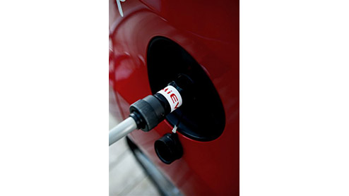 Volgens Mitsubishi heeft de elektrisch aangedreven auto de toekomst. Sterker nog, komende zomer al verfraaid de i-MiEV het straatbeeld in Japan. De auto waar vier volwassen Japanners fatsoenlijk in ku