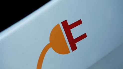 Volgens Mitsubishi heeft de elektrisch aangedreven auto de toekomst. Sterker nog, komende zomer al verfraaid de i-MiEV het straatbeeld in Japan. De auto waar vier volwassen Japanners fatsoenlijk in ku