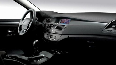 Aan de kant, de Renault Laguna Black Edition is on route. Deze Franse middenklasser krijgt een GT Look Pack mee waardoor hij dreigender en sportiever in het leven staat. Qua luxe zal het je aan niets