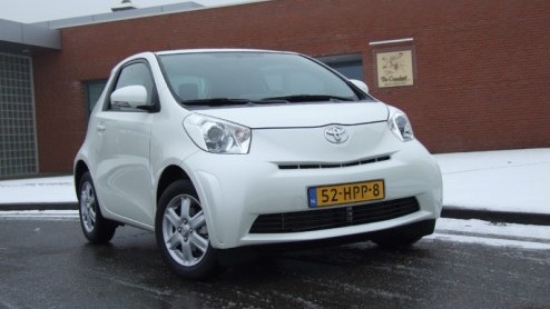 Behoefte aan een compacte stadsauto? Keuze genoeg. Ook bij Toyota. Toch vond de fabrikant het nodig om naast de kleine Aygo nog een kleiner (korter) stadsvehikel in de prijslijsten te zetten. En wel d