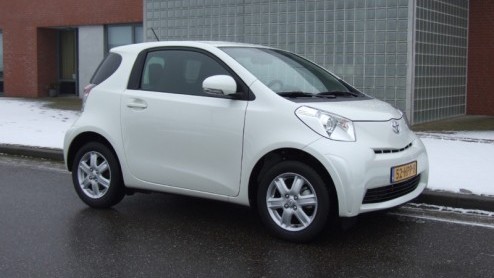 Behoefte aan een compacte stadsauto? Keuze genoeg. Ook bij Toyota. Toch vond de fabrikant het nodig om naast de kleine Aygo nog een kleiner (korter) stadsvehikel in de prijslijsten te zetten. En wel d