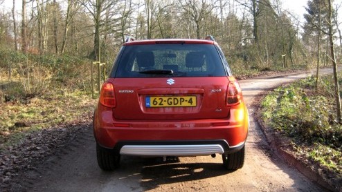 Op zoek naar iets stoers, met genoeg ruimte, maar een schappelijk prijskaartje? Dan is de Suzuki SX4 zo gek nog niet! We reden de opgestoerde versie met 4Grip vierwielaandrijving en een 1.6 onder de k