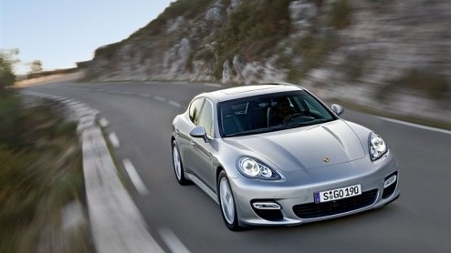 Stukje bij beetje komen we alles te weten over de Porsche Panamera. Dat mag ook wel, want we hebben er lang op moeten wachten. Na de onthulling van het interieur gisteren is het nu de beurt aan de pri