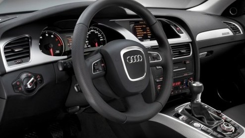 Audi breidt de Allroad-familie uit met de A4 Allroad quattro. De A4 Avant diende hiervoor als basis en werd stoer opgeleukt met bredere wielkasten, een andere grille en robuuste bumpers. Met wat extra