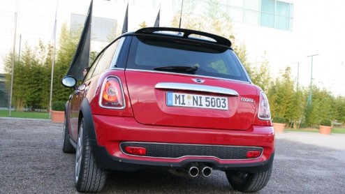 De nieuwe Mini Cooper is tamelijk ingrijpend veranderd. Maar vreemd genoeg zie je daar aan de buitenkant bijna niets van. Nu met filmpje in het artikel!