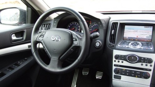 Tja, soms zit het even niet mee. Sta je op het punt om Infiniti op de Europese markt te introduceren, verkeert heel de wereld opeens in een crisis. Mooi is dat. Toch beweert de dealer in Barendrecht h