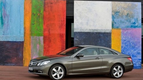 Vanochtend doken de beelden reeds op, nu maakt Mercedes-Benz de details omtrent de nieuwe E-Klasse Coupe bekend. Zeer gestroomlijnd, de nieuwste generatie motoren maar bovenal een elegante verschijnin
