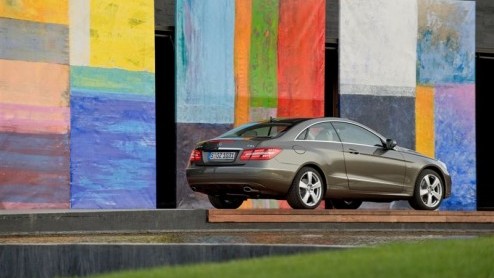 Vanochtend doken de beelden reeds op, nu maakt Mercedes-Benz de details omtrent de nieuwe E-Klasse Coupe bekend. Zeer gestroomlijnd, de nieuwste generatie motoren maar bovenal een elegante verschijnin