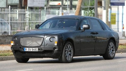 Ook Rolls-Royce plaagt liefhebbers met een teaser. Dit puzzelstukje toont de 200 EX Concept, de 'kleine' Rolls die onder de naam RR4 in het geruchtencircuit door het leven ging. In Geneve staat hij in
