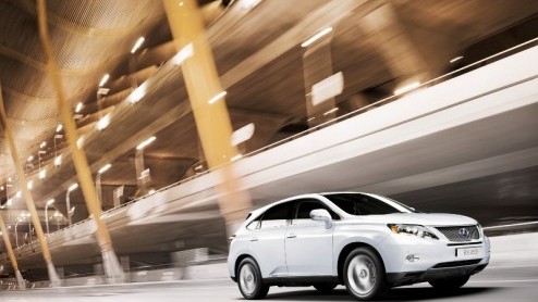 Loop niet voorbij de Lexus-stand op de Autosalon in Zwitserland. Daar presenteren de Japanners namelijk de nieuwe RX450h, die de eerste hybride-SUV RX400h zal opvolgen. Daarnaast staat ook de IS 250C 