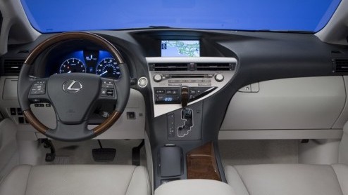 Loop niet voorbij de Lexus-stand op de Autosalon in Zwitserland. Daar presenteren de Japanners namelijk de nieuwe RX450h, die de eerste hybride-SUV RX400h zal opvolgen. Daarnaast staat ook de IS 250C 