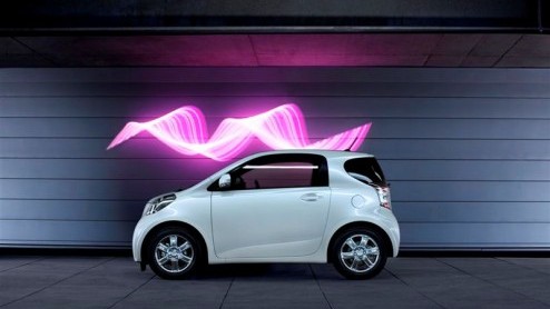 De nieuwe Toyota iQ is nog maar kort op de markt, maar nu wordt het leveringsprogramma uitgebreid met een 1.3 liter benzinemotor. Het kleine Japannertje deelt deze motor met de Auris en heeft dan lief