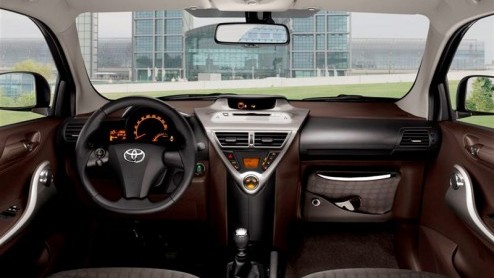 De nieuwe Toyota iQ is nog maar kort op de markt, maar nu wordt het leveringsprogramma uitgebreid met een 1.3 liter benzinemotor. Het kleine Japannertje deelt deze motor met de Auris en heeft dan lief