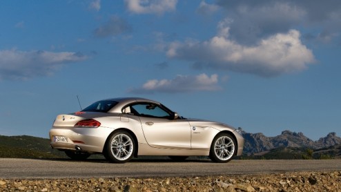 Op deze dag vol blinkend nieuws maakt BMW tussen de bedrijven door de prijzen van de nieuwe BMW Z4 bekend. De Beierse roadster met inklapbare aluminium hardtop, zescilinder in het vooronder en Efficie
