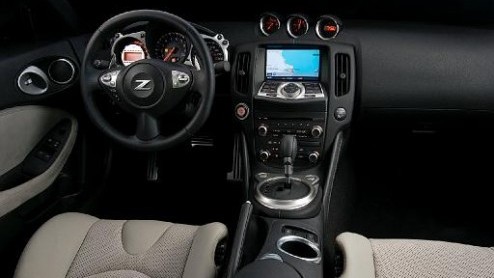 Nog een roadster die voor de zomer al te rijden is: de nieuwe Nissan 370Z. Inmiddels is de voorverkoop gestart, en is de 331 pk sterke Japanner in ruil voor minimaal 59.400 euro te bestellen.