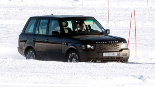 Autosalon of niet, Land Rover gaat vrolijk door met het testen van de opgefriste Range Rover. Dit jaar kunnen we er al kennis mee maken.