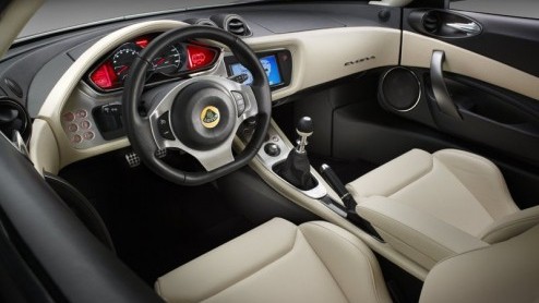 Tijdens de Autosalon van Genve presenteert Lotus de Evora. Dit nieuwe lichtgewicht topmodel van de Engelse sportwagenfabrikant staat vanaf juli in de showrooms vanaf 283 euro per pk ofwel 79.275 euro
